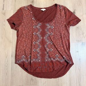 Lucky Brand Rust Red Short Sleeve Scoop Neck Tee with Geometric Print